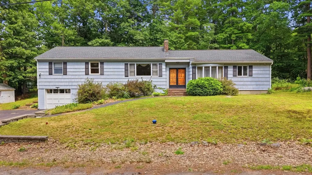 8 Escumbuit Road Derry NH 03038