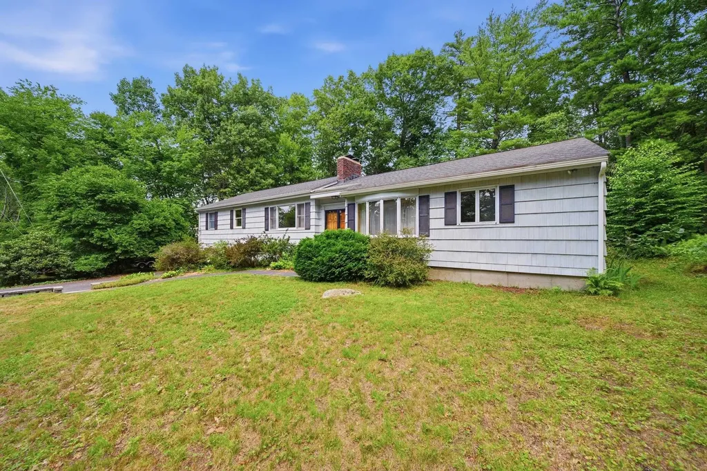 8 Escumbuit Road Derry NH 03038