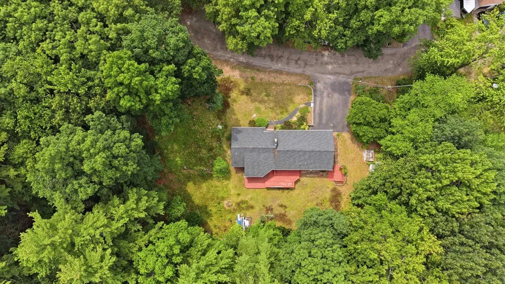 8 Escumbuit Road Derry NH 03038