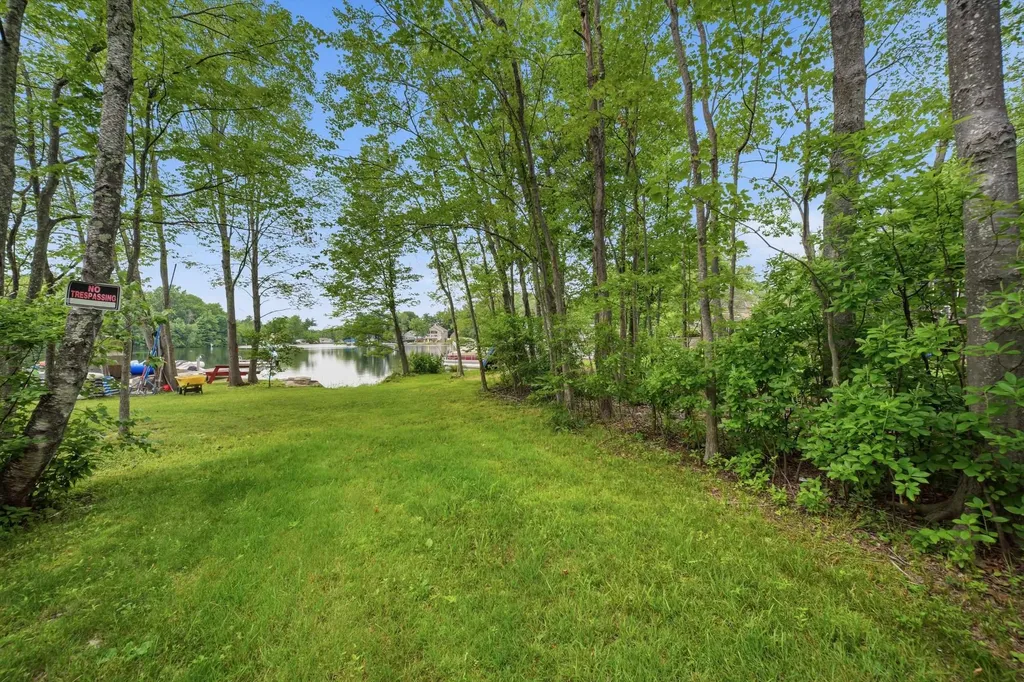 8 Escumbuit Road Derry NH 03038