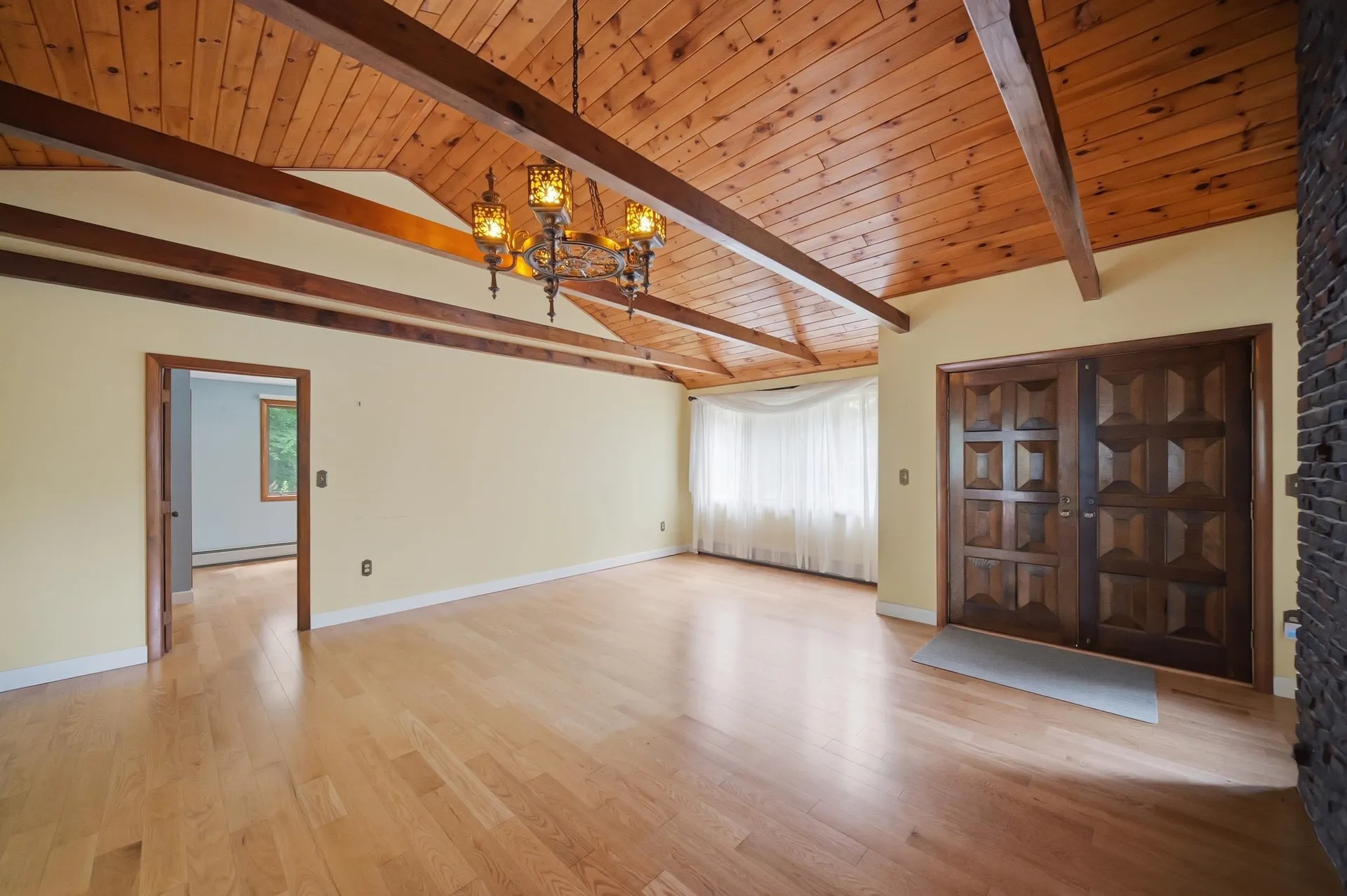 8 Escumbuit Road Derry NH 03038
