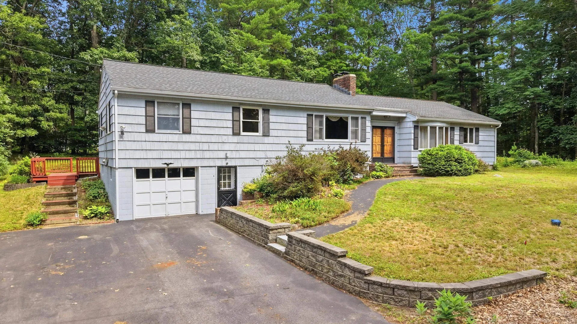 8 Escumbuit Road Derry NH 03038