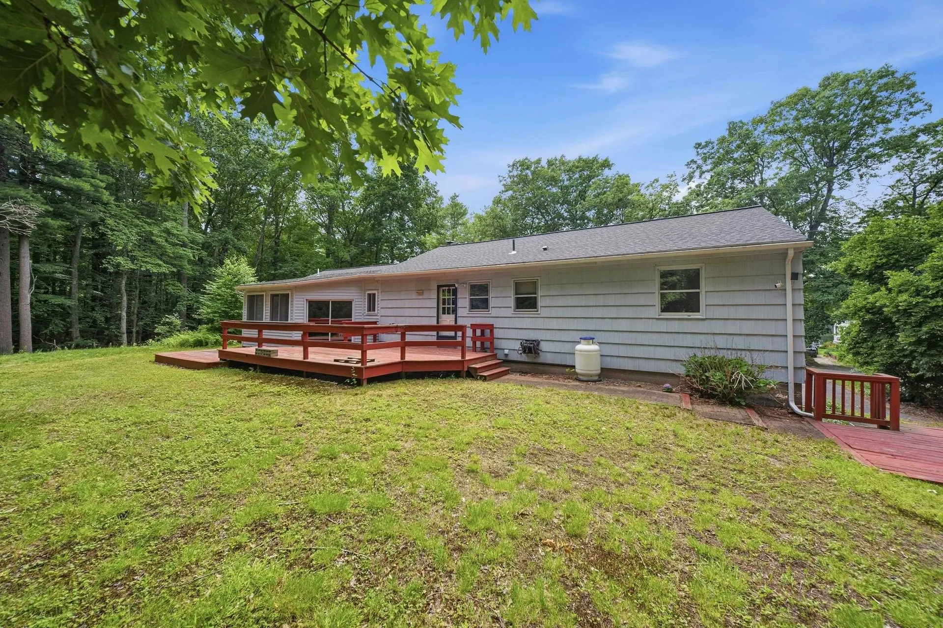 8 Escumbuit Road Derry NH 03038