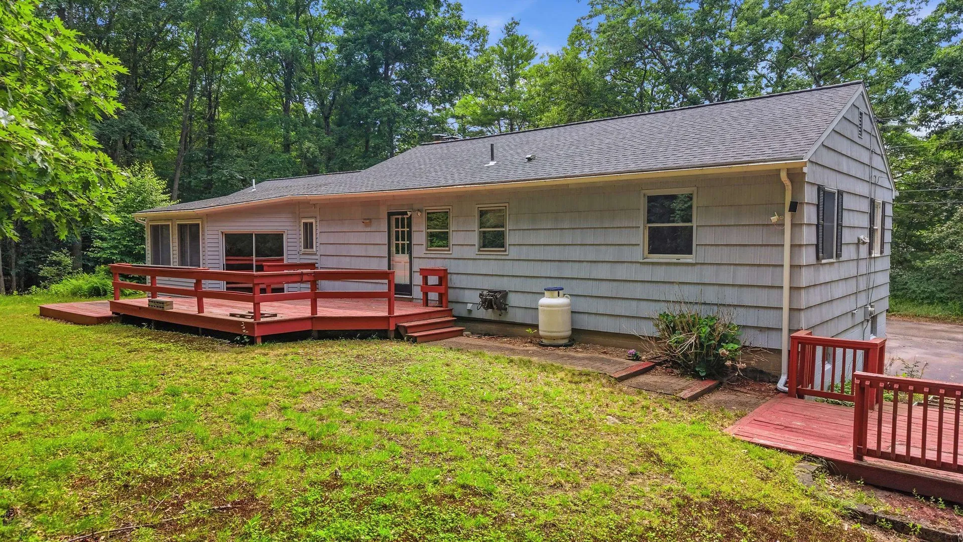 8 Escumbuit Road Derry NH 03038