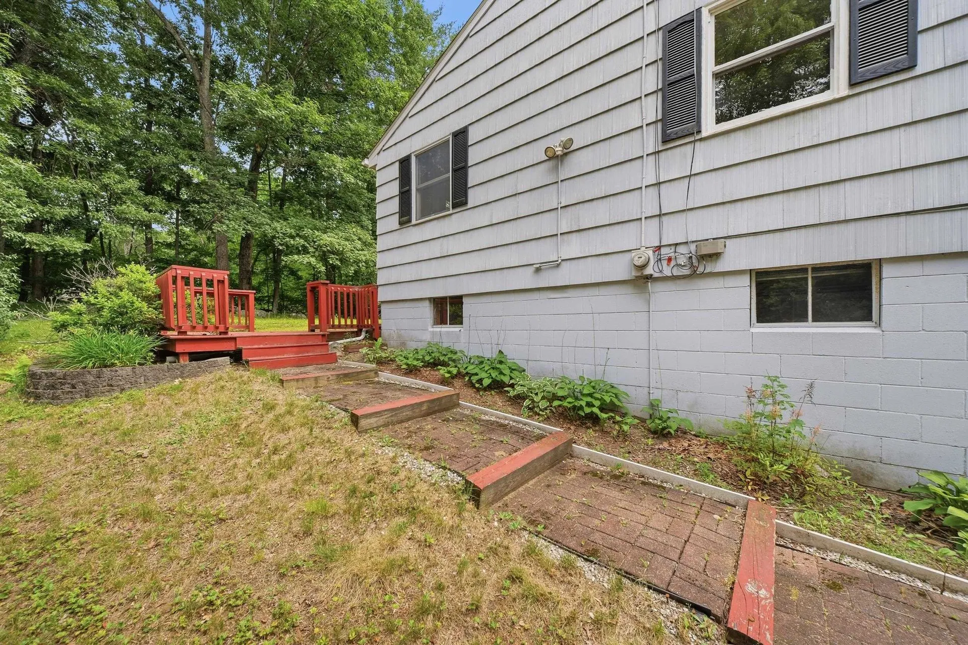 8 Escumbuit Road Derry NH 03038