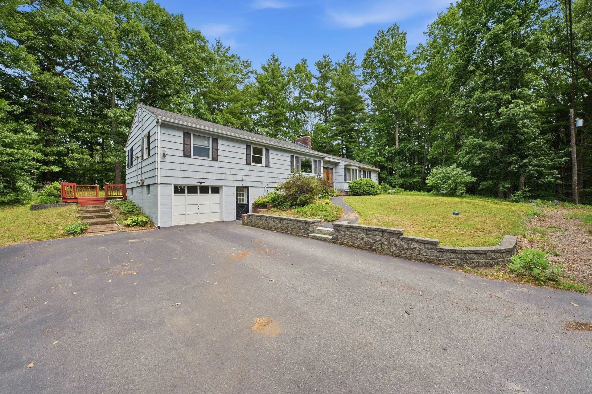 8 Escumbuit Road Derry NH 03038