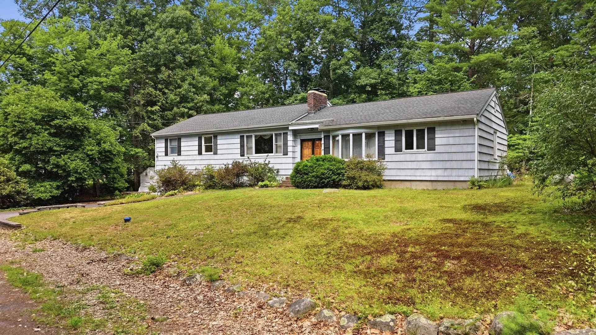 8 Escumbuit Road Derry NH 03038