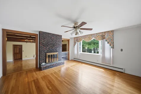 8 Escumbuit Road Derry NH 03038