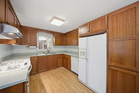 8 Escumbuit Road Derry NH 03038