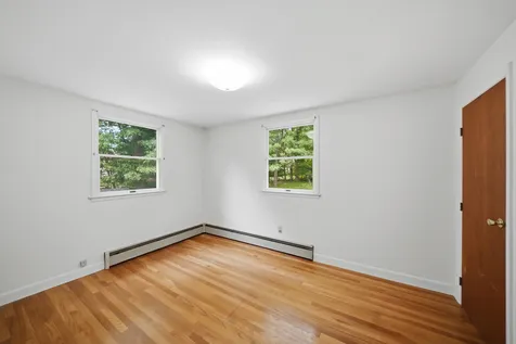 8 Escumbuit Road Derry NH 03038
