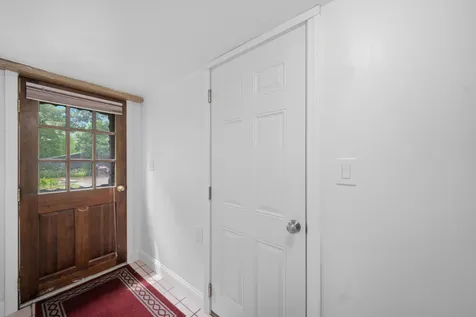 8 Escumbuit Road Derry NH 03038