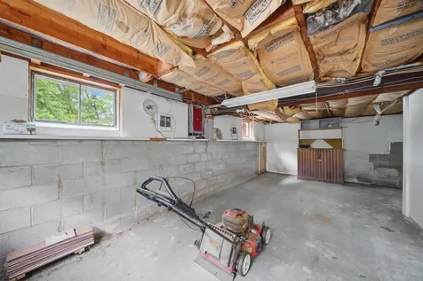8 Escumbuit Road Derry NH 03038