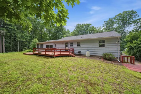 8 Escumbuit Road Derry NH 03038