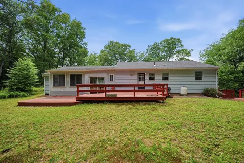8 Escumbuit Road Derry NH 03038