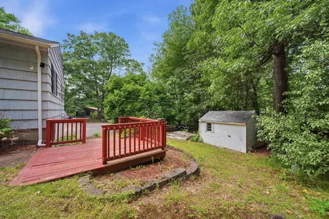 8 Escumbuit Road Derry NH 03038