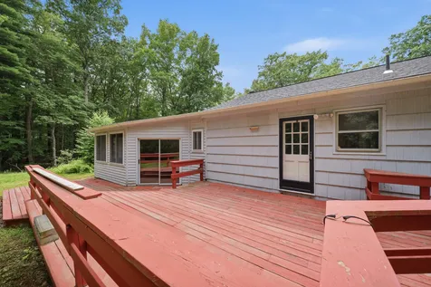8 Escumbuit Road Derry NH 03038