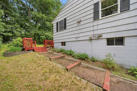 8 Escumbuit Road Derry NH 03038