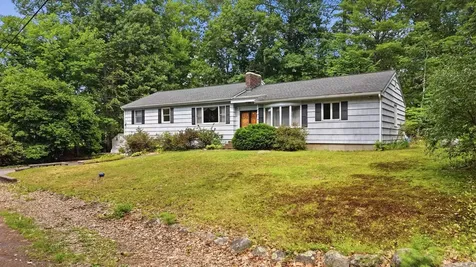 8 Escumbuit Road Derry NH 03038