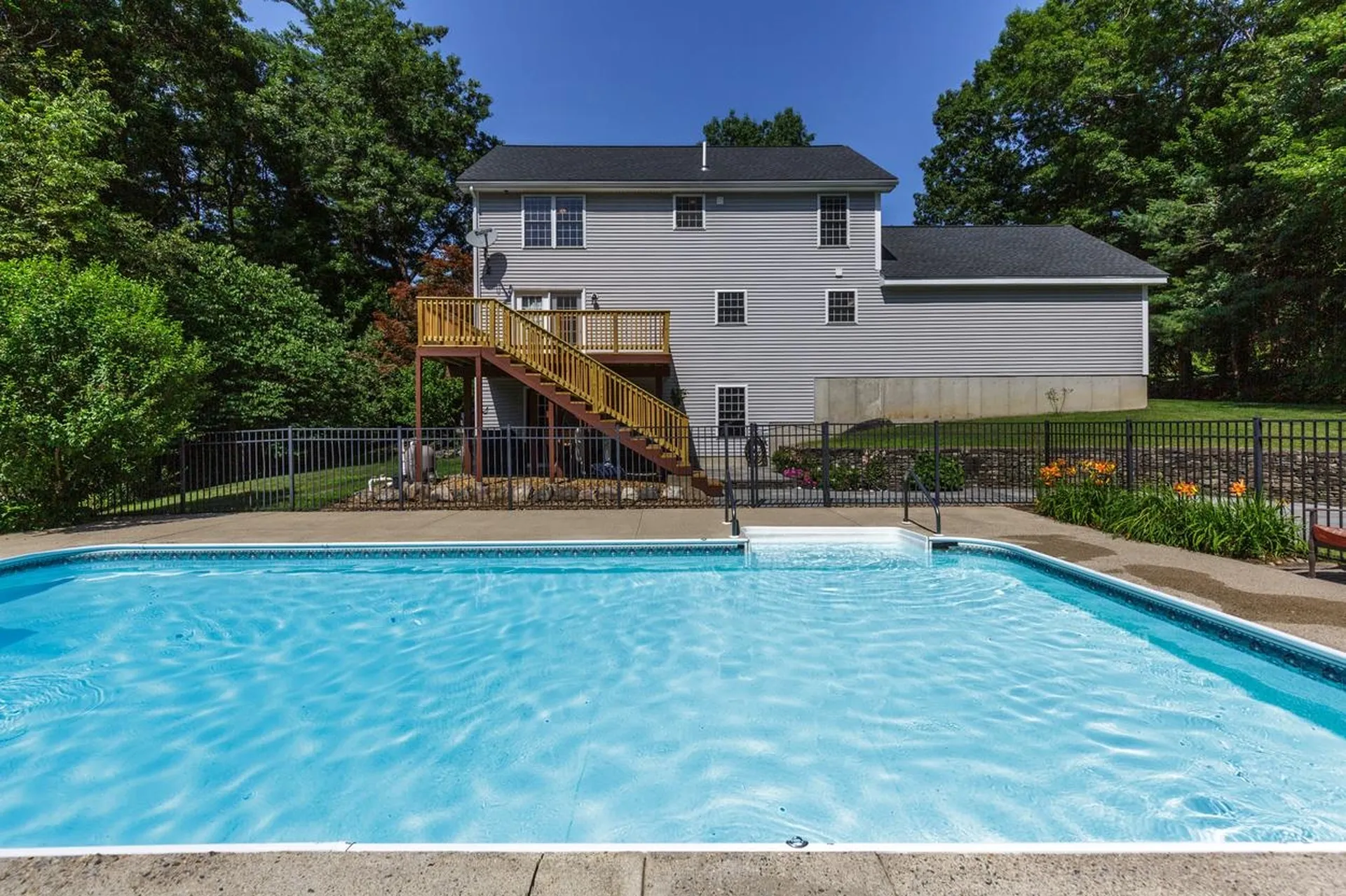 27 Aldrich Street Litchfield NH 03052