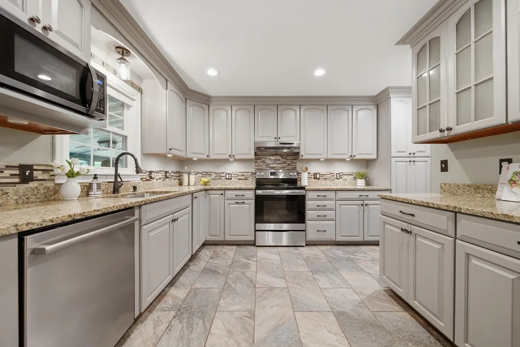 506 Oak Street Manchester NH 03104
