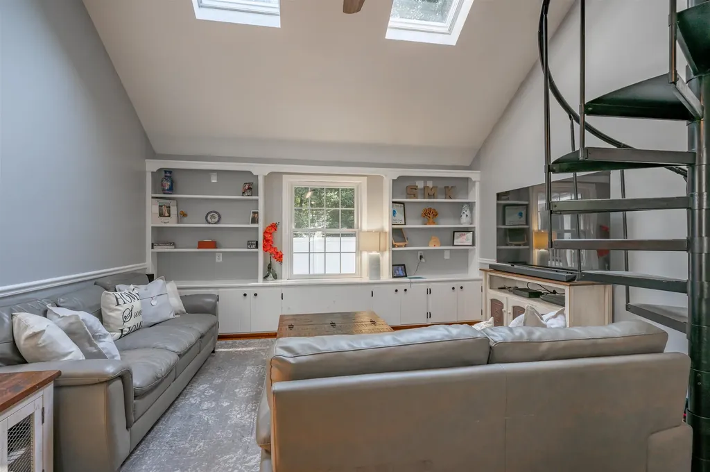 10 Melba Drive Hudson NH 03051