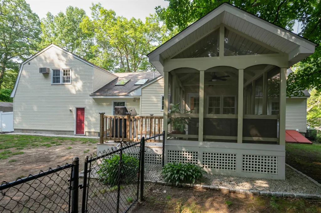 10 Melba Drive Hudson NH 03051