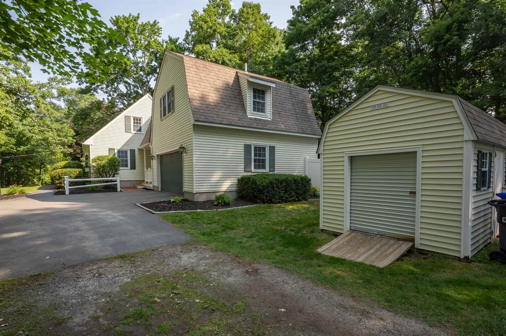 10 Melba Drive Hudson NH 03051