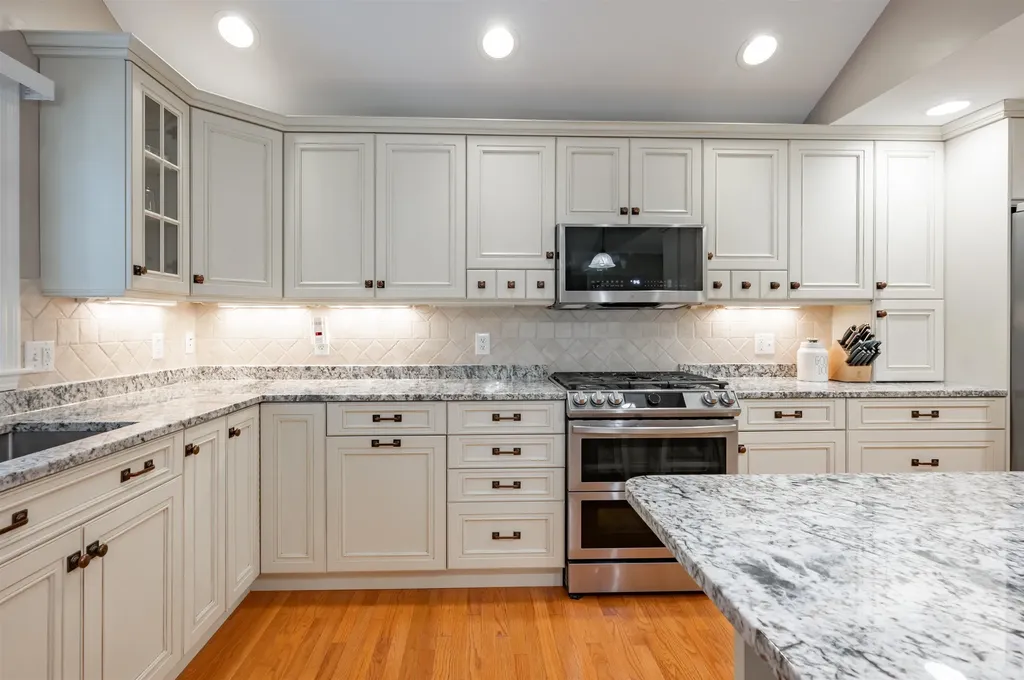 10 Melba Drive Hudson NH 03051