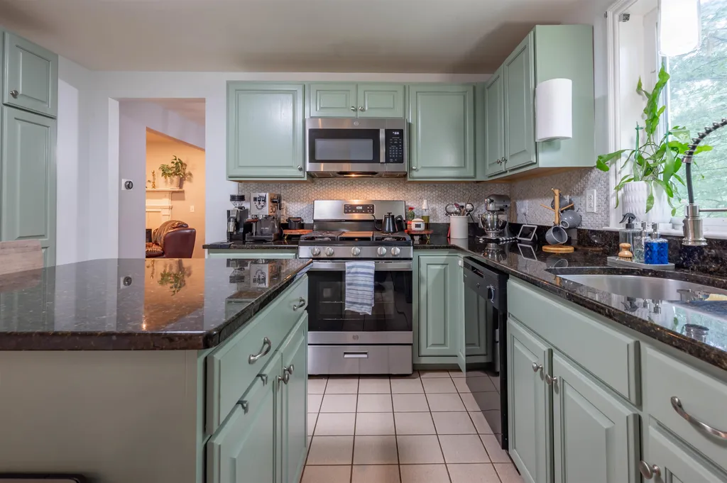 10 Castlegate Way Nashua NH 03063
