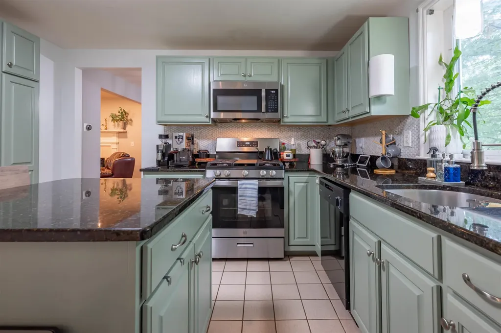 10 Castlegate Way Nashua NH 03063