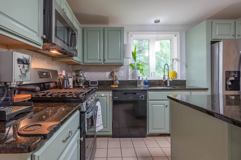 10 Castlegate Way Nashua NH 03063