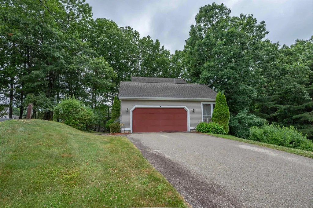 10 Castlegate Way Nashua NH 03063