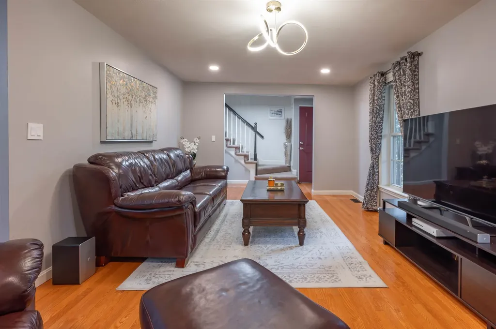 10 Castlegate Way Nashua NH 03063