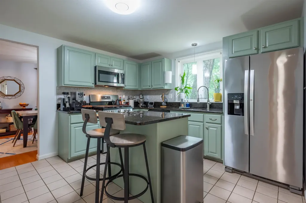 10 Castlegate Way Nashua NH 03063