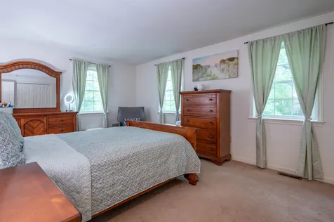 10 Castlegate Way Nashua NH 03063