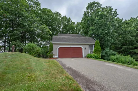 10 Castlegate Way Nashua NH 03063