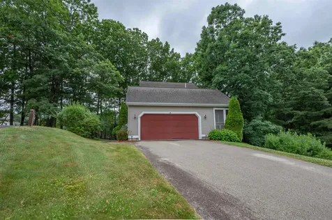 10 Castlegate Way Nashua NH 03063