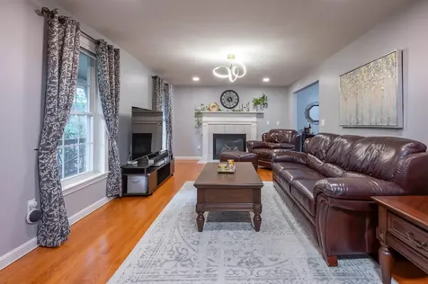 10 Castlegate Way Nashua NH 03063
