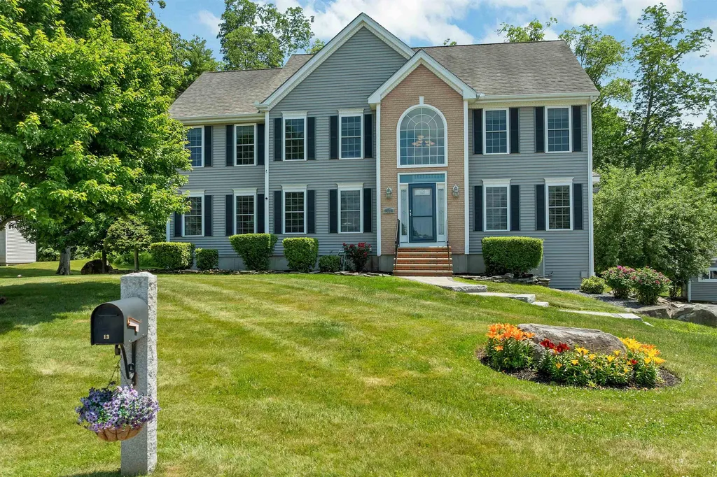 13 Abington Drive Londonderry NH 03053