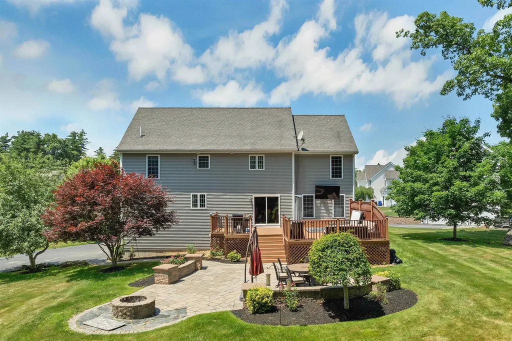 13 Abington Drive Londonderry NH 03053