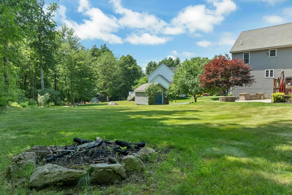 13 Abington Drive Londonderry NH 03053