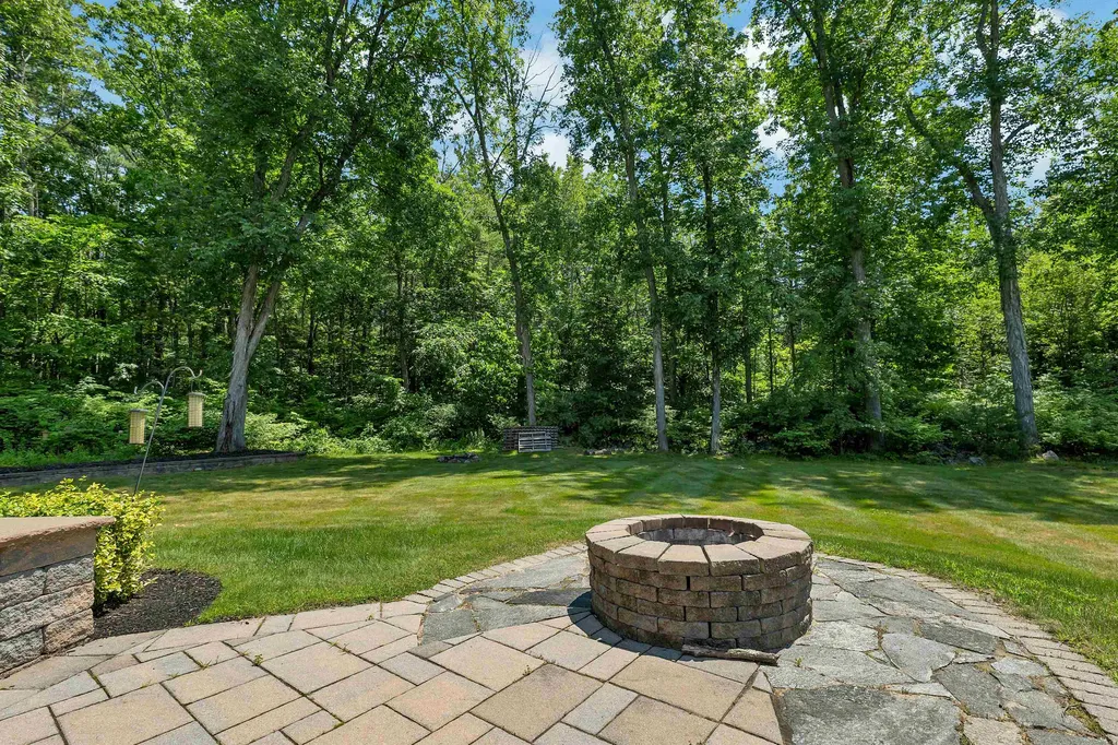 13 Abington Drive Londonderry NH 03053