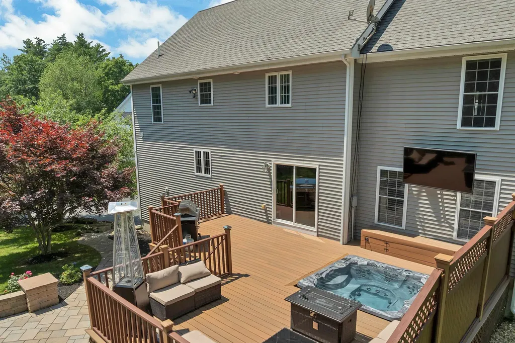 13 Abington Drive Londonderry NH 03053