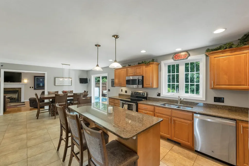 13 Abington Drive Londonderry NH 03053
