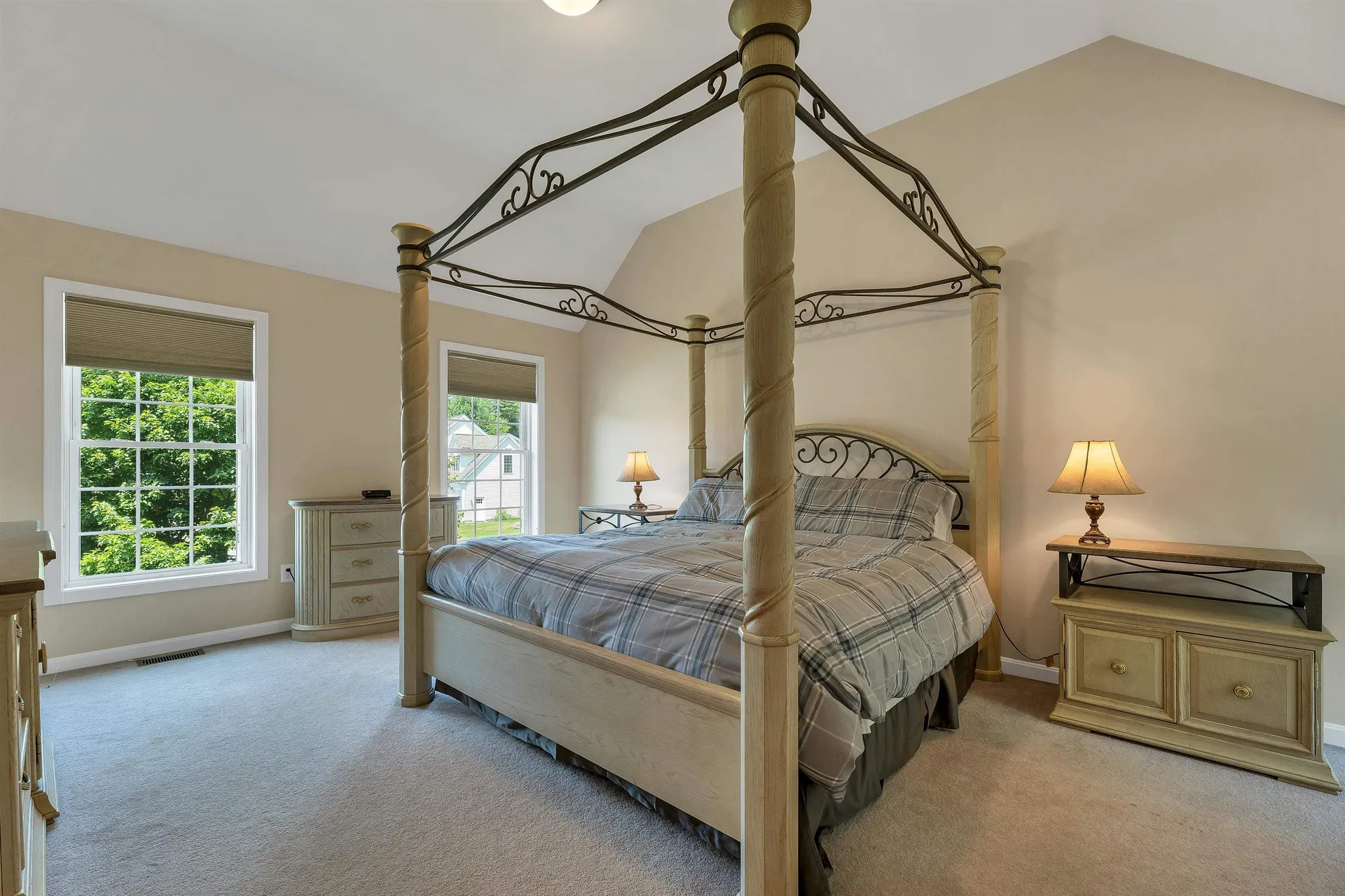 13 Abington Drive Londonderry NH 03053