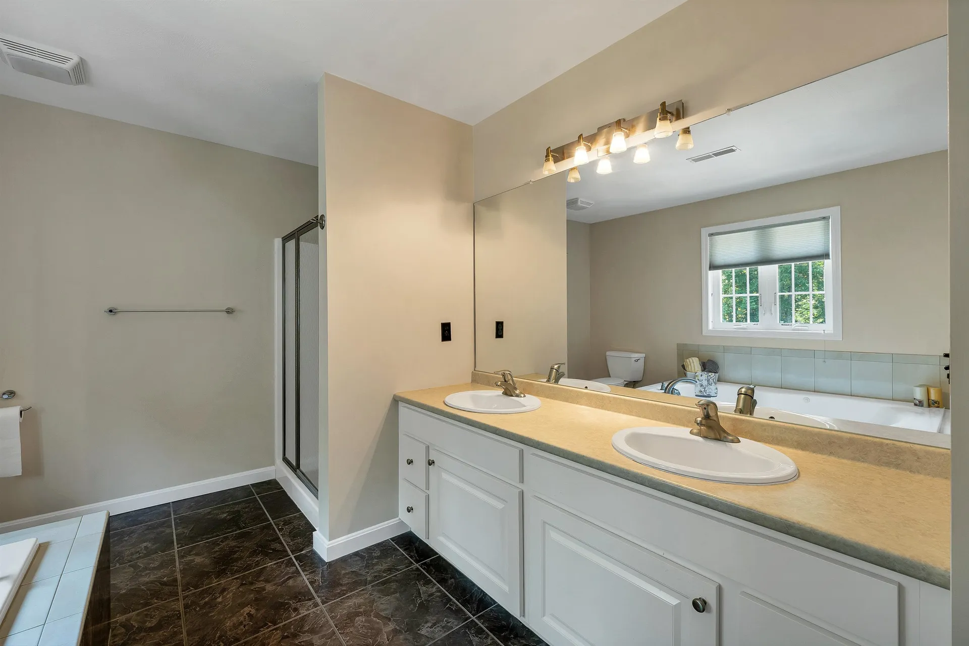 13 Abington Drive Londonderry NH 03053