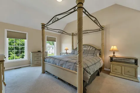 13 Abington Drive Londonderry NH 03053