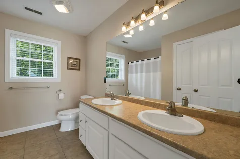 13 Abington Drive Londonderry NH 03053