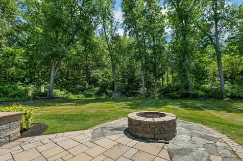 13 Abington Drive Londonderry NH 03053