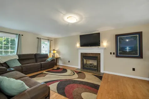 13 Abington Drive Londonderry NH 03053